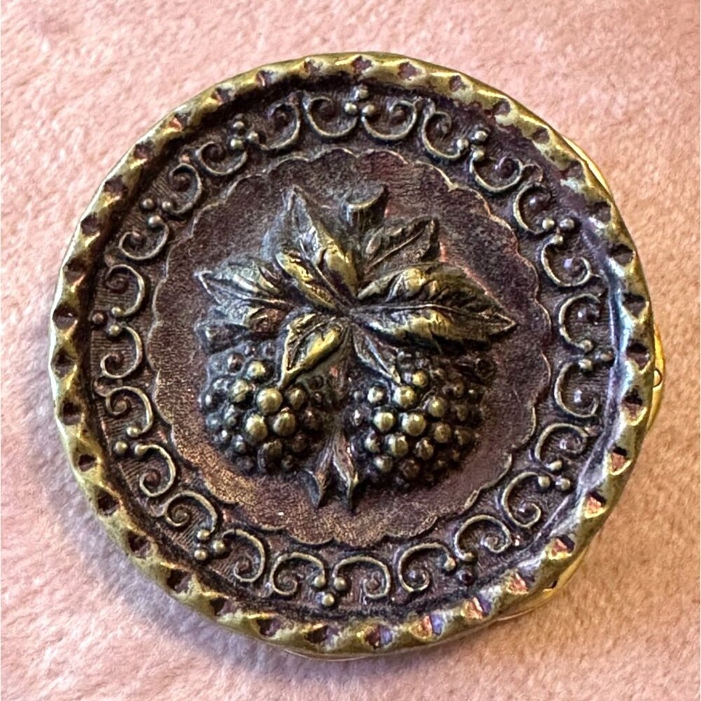 Vintage Victorian Style Plum Plastic Brooch With Grape Design & Filigree - Picture 2 of 7